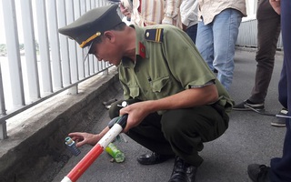 Thanh niên nhảy cầu Thăng Long để lại vỏ chai thuốc diệt cỏ giữa lúc trời nắng nóng
