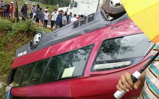 Hà Giang: Xe khách 24 chỗ lao xuống ruộng rồi lật ngửa, nhiều người bị thương