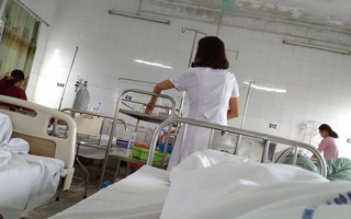 Nhật kí mẹ bỉm sữa sốt xuất huyết nửa đêm xách chai truyền từ viện về cho con bú