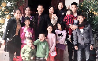 Người mẹ sinh đôi khi đã có 13 con: "Các con tôi đều khỏe mạnh và thương yêu nhau"
