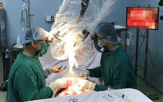 Chạy xe máy tông vào dải phân cách, nam thanh niên bị đứt lìa dương vật