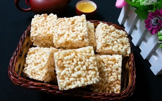 Trở về tuổi thơ với món bỏng gạo xốp giòn dân dã