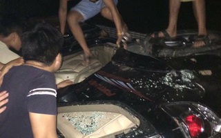 Hải Dương: Người dân bao vây đập phá xe ô tô, bắt giữ nhóm người nghi bắt cóc trẻ em