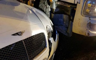 Hà Nội: Va chạm với xe bồn, siêu xe Bentley giá chục tỷ bị bẹp đầu