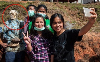 Đào mộ, thay áo mới cho xác chết: Đây chính là một tập tục rùng rợn nhất tại Indonesia