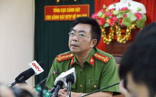 2 tử tù bỏ trốn bằng cách  giấu thanh sắt vào chỗ kín để khoét tường