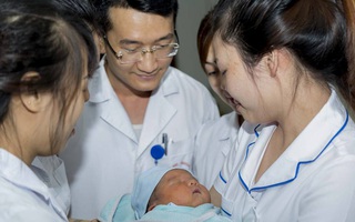 Hà Nội: Bé sơ sinh nặng 4kg bị mẹ bỏ rơi sau khi nhờ người bế giúp để đi vệ sinh