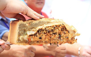 Chiếc bánh Trung thu kỳ lạ trông có vẻ kinh dị mà ai cũng muốn được thử 1 miếng