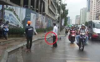 Hà Nội: Thót tim thanh sắt từ trên cao rơi xuống suýt trúng người đi đường