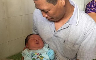 Bố cháu bé sơ sinh nặng kỷ lục ở Vĩnh Phúc: "Tôi không tin sự thật nên phải cân lại"