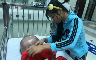 Mẹ của bé trai sinh ra có đầu to như quả bóng: "Chồng và gia đình chồng đều bỏ mẹ con tôi"