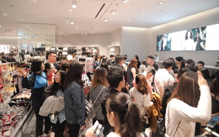Tới trưa lượng khách vẫn đổ về H&M, quầy thanh toán xếp hàng dài