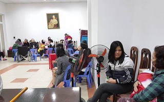 Hà Nội: Không kịp mặc áo ấm, người dân vội vàng ôm con tháo chạy khỏi tòa nhà 17 tầng đang bốc cháy