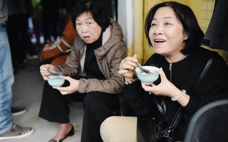 Ngày đầu tiên quán bánh trôi tàu của bác Phạm Bằng mở lại: Có người đợi sẵn từ 2 giờ chiều