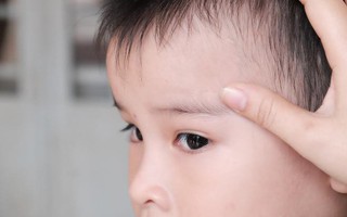 Bị thầy cô bạo hành, trẻ khóc lớn, ánh mắt hoang mang, sợ hãi khi bố mẹ đưa đến trường
