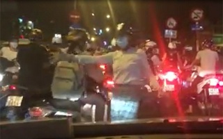 TP.HCM: Nhiều người ngưỡng mộ nữ "ninja" điều khiển giao thông giải thoát ùn tắc