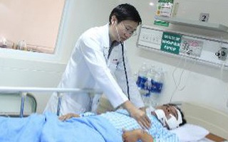 Ngã xe sau cuộc nhậu, thanh niên vỡ lá lách nặng được bác sĩ hồi sinh bằng… một ống thông