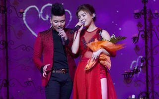 Tiêu Châu Như Quỳnh váy ren xuyên thấu, tình tứ bên trai lạ