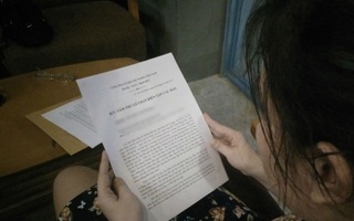 Đã 3 tháng từ ngày nghi bị xâm hại trong trường học, bé gái đau đáu hỏi mẹ: "Tại sao kẻ xấu chưa bị bắt?"