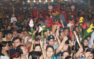 Ngộp thở trước biển người đổ về chùa bà đi lễ Rằm tháng Giêng lúc nửa đêm