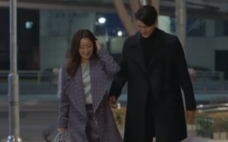 Vừa ly dị chồng, Kim Hee Sun đã vội cặp kè chàng luật sư đẹp trai