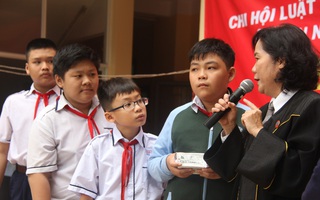 TP.HCM: Tiết chào cờ đặc biệt, học sinh nghe xử án bạo lực học đường tại sân trường