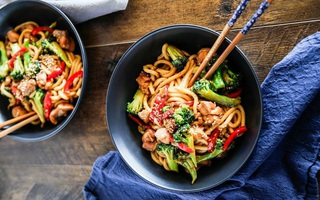 Bữa trưa nhanh gọn ngon lành đủ chất với mì xào thịt gà
