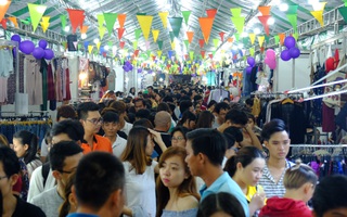 Cuối tuần, người Sài Gòn đổ về chợ phiên vỉa hè đầu tiên tại bến Bạch Đằng