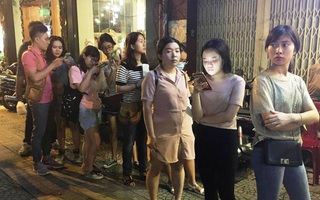Giới trẻ Sài Gòn xếp hàng dài, chờ đợi gần 30 phút chỉ để mua một ly trà ngoại