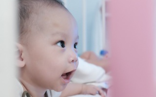 Được chăm sóc tận tình, bé trai bị vứt ở lề đường khiến kiến lửa bò đầy miệng đã bụ bẫm, khỏe mạnh