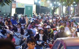 Không vào được chung cư, hàng chục ô tô đỗ dưới lòng đường Trung Kính gây tắc nghẽn