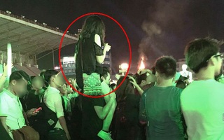 Bức ảnh chàng trai cõng người yêu xem ca nhạc khiến dân mạng thích thú