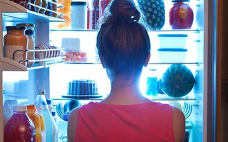 Nếu bạn thường xuyên ăn khuya thì hãy chấm dứt ngay: Đây là lý do tại sao