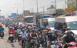 Người dân miền Tây đội nắng, tay xách nách mang trở lại Sài Gòn sau kì nghỉ Tết