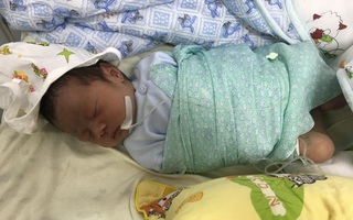 Hà Nội: Sinh con chưa được 10 giờ đồng hồ, mẹ bế con sang giường bên gửi rồi bỏ đi