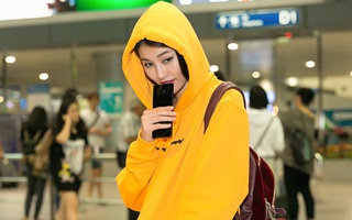 Bất chấp thời tiết oi bức, Quỳnh Châu diện đồ vàng chói ở sân bay
