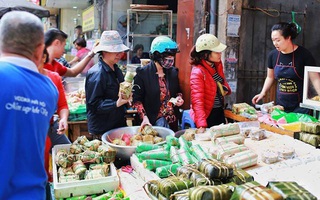 29 Tết, người Hà Nội xếp hàng mua bánh chưng, giò chả gia truyền