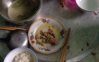 Mâm "cơm thừa canh cặn" được bố mẹ chồng "để phần" của cô vợ trẻ ở cữ, rời Hà Nội lấy chồng xa