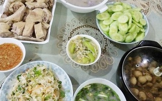 Khoe mâm cơm 450 nghìn cho gia đình 4 người ăn, mẹ trẻ bị gạch đá tới tấp vì... "chém gió"