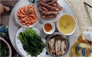 Mâm cơm đầy ắp hải sản chỉ 33 nghìn của cô nàng khéo vun vén khiến chị em tranh cãi dữ dội