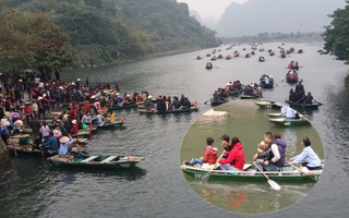 Bất chấp nguy hiểm, người lớn, trẻ nhỏ không mặc áo phao khi qua sông ở KDL Tràng An