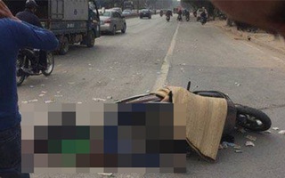 Hà Nội: Va chạm với xe máy ngược chiều, cô gái ngã ra đường bị xe bê tông cán tử vong
