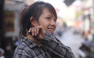 Một ngày thay đổi của nữ sinh nghèo bán đồng nát cùng mẹ