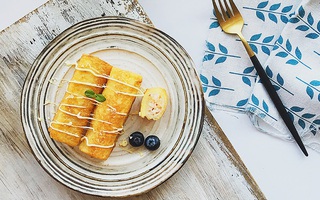 Bữa sáng ngon lành với bánh mì cuộn tôm chiên thơm phức