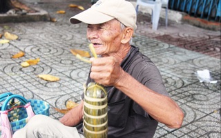 Tết Đoan Ngọ, nhà nhà sum vầy, cha già trăm tuổi vẫn đi bộ khắp Sài Gòn, bán bánh ú nuôi hai con gái