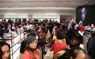 Zara Hà Nội khai trương: tới trưa lượng người kéo đến mua sắm chật cứng cả 3 tầng