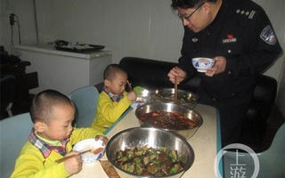 Hai con sinh đôi bị lạc, bố mẹ không biết gì vẫn thản nhiên mua sắm trong siêu thị