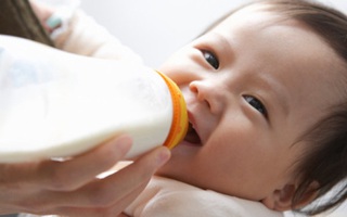 Lý do khiến các mẹ phải cân nhắc thật kĩ trước khi quyết định cho bé bú bình