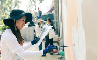 Đường bích họa trên phố Phùng Hưng do nghệ sĩ Hàn Quốc vẽ đã bắt đầu thực hiện