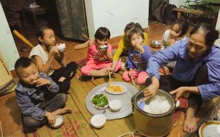 Cảnh nhà bề bộn mà rộn tiếng cười của mẹ siêu mắn đẻ, 29 tuổi có 8 đứa con ở Hà Nội